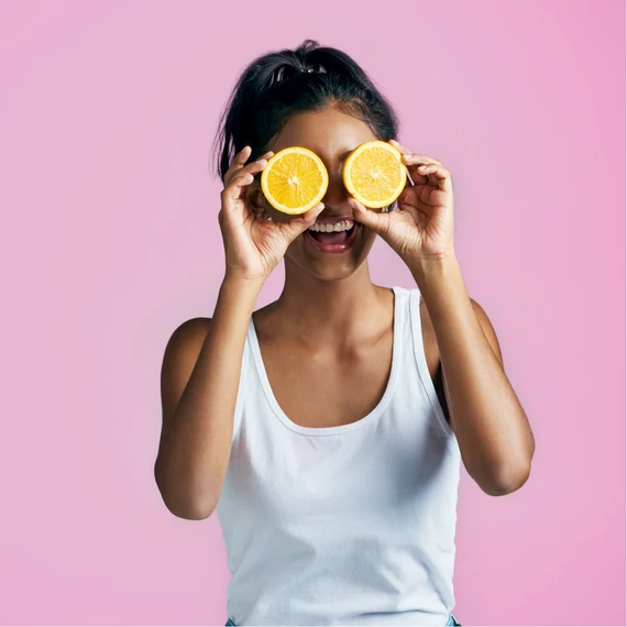 Ragyogó és hidratált arcbőr a ReaZen C-vitamin szérum rendszeres használatával, napi frissesség és antioxidáns védelem